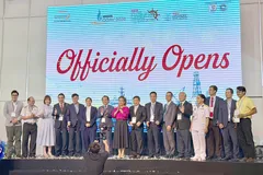 Các đại biểu thực hiện nghi lễ khai mạc triển lãm về ngành dầu khí và hàng hải-đóng tàu