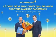Ông Nguyễn Xuân Ái Quốc nhận quyết định bổ nhiệm và hoa chúc mừng từ ông Loic Faussier - Tổng giám đốc Sacombank