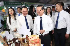 Lãnh đạo thành phố tham quan gian hàng trưng bày sản phẩm OCOP tại sự kiện quảng bá, kết nối giao thương sản phẩm OCOP TPHCM năm 2025.
