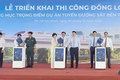 Phó Bí thư Thành ủy TPHCM Nguyễn Sinh Nhật Tân và Phó Chủ tịch UBND TPHCM Hoàng Nguyên Dinh cùng các đại biểu bấm nút triển khai đồng loạt các hạng mục trọng điểm tuyến đường sắt tốc độ cao Bến Thành - Cần Giờ.