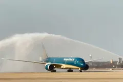 Các phương tiện phun nước thực hiện nghi thức chào đón chuyến bay đáp thành công xuống sân bay Long Thành