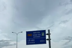 Biển chỉ dẫn lưu thông lên đường cao tốc Biên Hòa - Vũng Tàu từ đường Võ Nguyên Giáp