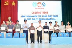TPHCM: Trao thẻ BHYT cho người dân khó khăn tại xã Hồ Tràm