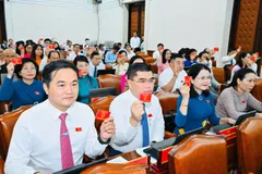 Các đại biểu biểu quyết thông qua các tờ trình tại kỳ họp. Ảnh: VIỆT DŨNG