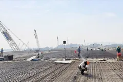 Các kỹ sư, công nhân khẩn trương thi công gói thầu XL5, dự án đường Vành đai 3 TPHCM trong ngày 2-1. Ảnh tư liệu Báo SGGP