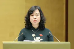 Bộ trưởng Bộ Y tế Đào Hồng Lan trình bày Dự án Luật An toàn thực phẩm (sửa đổi). Ảnh: QUANG PHÚC