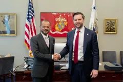 Ngoại trưởng Oman Badr bin Hamad Al Busaidi (trái) và Phó Tổng thống Mỹ JD Vance. Ảnh: Oman News Agency