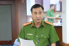 Thượng tá Trần Xuân Phương thông tin tại họp báo