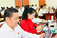 Đại biểu tham dự kỳ họp biểu quyết thông qua các dự thảo nghị quyết. Ảnh: VIỆT DŨNG