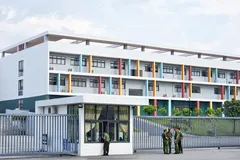 Sáng 13-8, lực lượng an ninh triển khai nhiệm vụ sớm để bảo đảm kỳ thi lại diễn ra an toàn, đúng quy định. Ảnh: XUÂN ĐẮC
