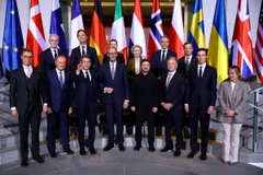 Cuộc gặp giữa Tổng thống Ukraine Volodymyr Zelensky, các đặc phái viên Mỹ và các nhà lãnh đạo châu Âu chủ chốt ở Đức ngày 15-12. Ảnh: Reuters