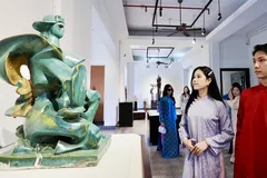 Khách tham quan Bảo tàng Mỹ thuật TPHCM. Ảnh: HOÀNG HÙNG