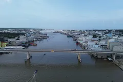 Cầu bắt qua sông Ông Đốc nối liền bờ Bắc và bờ Nam cửa biển Sông Đốc, xã Sông Đốc, tỉnh Cà Mau