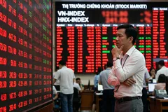 VN Index giảm gần 12 điểm, thanh khoản 'co hẹp'