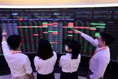 VN Index tái diễn tình trạng ‘xanh vỏ, đỏ lòng’