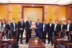 Lãnh đạo tỉnh Tây Ninh trao quà lưu niệm cho đoàn DBAV