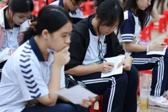 Thí sinh tìm hiểu thông tin trước kỳ thi lớp 10 năm 2025 ở TPHCM