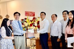 HCMC leaders visit, honor veteran medical professionals