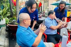 Youth Union grassroots in HCMC are implementing the “Volunteer Saturday” scheme to assist citizens with administrative procedures (Photo: SGGP) 