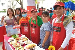 Ms. Nguyen Thi Hang and her adopted Lao student children are enthusiastically participating in a culinary competition