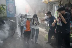 Engaged residents of Xuan Hoa Ward meticulously practice their firefighting and rescue plans right within densely populated residential areas featuring tight alleyways