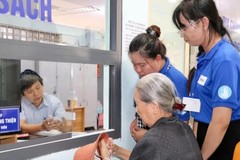 Residents are receiving their subsidies at Hoa Hung Ward of HCMC (Photo: SGGP/Thai Phuong)