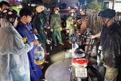 Vo Trung Tin, alongside the An Phu Dong Ward Citizen Support Team in HCMC, is repairing a motorbike to help a citizen (Photo: SGGP/Nguyen Tan)