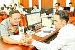 Cadres at the Public Administration Service Center of Tam Binh Ward are actively receiving and systematically processing administrative dossiers for citizens (Photo: SGGP/Viet Dung)