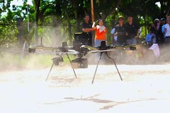 An expert from GASCOLAE Company (CT Group) is guiding the operation of UAV equipment in Tru Van Tho Commune of HCMC (Photo: SGGP/Quang Huy)