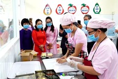 The food sample retention process at Hoa Hong Kindergarten is rigorously supervised (Photo: SGGP)