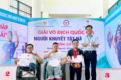 Lương Hoàng Thông (thứ 2 từ phải qua) nhận Huy chương đồng tại giải vô địch quốc gia môn Cử tạ người khuyết tật năm 2025.