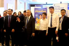 Ông Dương Công Thuyên, Chủ tịch Hội Doanh nghiệp phường Tân Hưng tiếp đón các doanh nghiệp tham dự ký kết hợp tác. Ảnh: QUỐC HÙNG