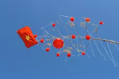 Cờ Tổ quốc được người dân gắn trên cây nêu, tung bay phấp phới