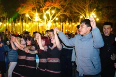 Quảng Ngãi: Hàng ngàn du khách trải nghiệm đêm hội cồng chiêng 