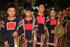 Rộn ràng cồng chiêng phố núi 