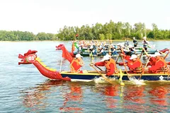 Sôi nổi giải đua thuyền rồng liên xã Hồ Tràm 