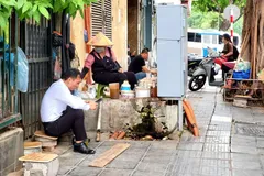 Quán nước trên đường Trần Nhân Tông (phường Hai Bà Trưng, TP Hà Nội) dùng gạch làm chỗ ngồi cho khách, gây mất mỹ quan đô thị (ẢNH: HÀ NGUYỄN)