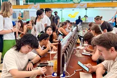 Du khách tham quan, mua sắm các sản phẩm lưu niệm tại Bưu điện TPHCM (ẢNH: HOÀNG HÙNG)