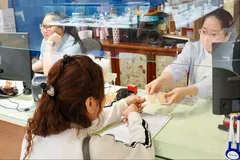 Giao dịch vàng miếng tại cửa hàng SJC, đường Nguyễn Thị Minh Khai, phường Bàn Cờ, TPHCM, chiều 24-7 (ẢNH: HOÀNG HÙNG)