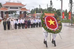 Các đại biểu dâng hoa tại Nghĩa trang Liệt sĩ Bà Rịa - Vũng Tàu