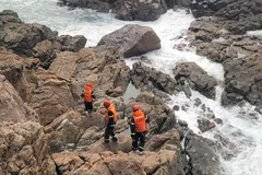 Đà Nẵng: 3 người bị sóng cuốn mất tích tại Mũi Nghê