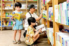 Phụ huynh tại TPHCM lại vất vả với sách giáo khoa