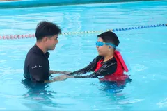 HLV Quách Văn Vinh hướng dẫn tập bơi cho một học viên (ẢNH: THƯ NGUYỄN)