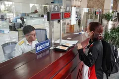 Người dân làm thủ tục về thuế tại Cơ quan Thuế TPHCM. Ảnh: HOÀNG HÙNG