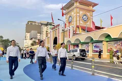 Bí thư Thành ủy TPHCM Trần Lưu Quang khảo sát khu vực chợ Bến Thành. Ảnh: HOÀNG HÙNG