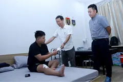 Phó Tổng thư ký VFF Nguyễn Minh Châu cùng cán bộ Hoàng Bảo Trung (phòng Tổ chức thi đấu) đến thăm, động viên thủ môn Đoàn Tuấn Phong. ẢNH: NHẬT ĐOÀN 