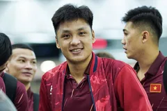 Thủ môn kỳ cựu Hồ Văn Ý rạng rỡ trước giờ lên đường sang Thái Lan. ẢNH: TÂM HÀ