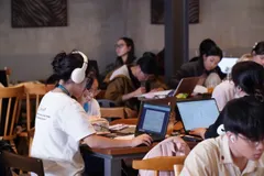 Các bạn trẻ làm việc trực tuyến ở một quán cà phê tại TPHCM . Ảnh: HOÀNG HÙNG