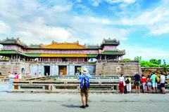 Du khách đến thăm cố đô Huế. ẢNH: PEXELS