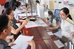 Tiếp nhận và giải quyết hồ sơ thuế tại trụ sở Thuế TPHCM. Ảnh: HOÀNG HÙNG